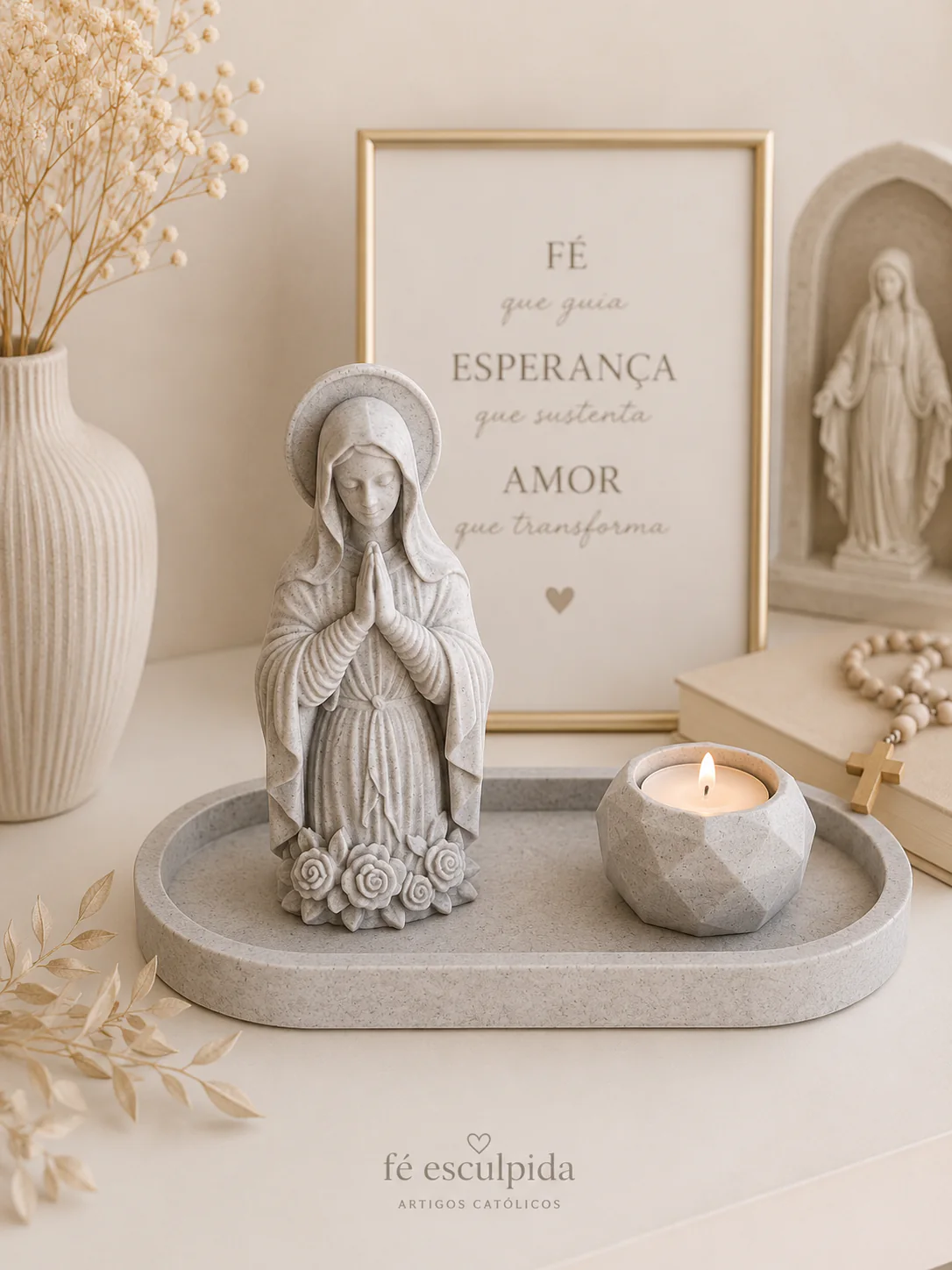 Nossa Senhora em oração com rosas